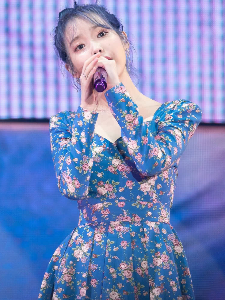 IU李知恩换发色后更美了，搭配蓝色法式碎花裙，化身“花仙子”！