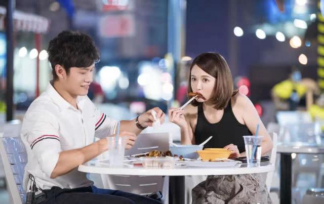 陈乔恩做客艾伦家,微卷短发配半裙,清新甜美范儿十足