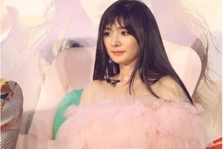 1572861635343537.jpg 杨幂空气刘海反显老,活动生图遭吐槽,网友:土气重回十年前