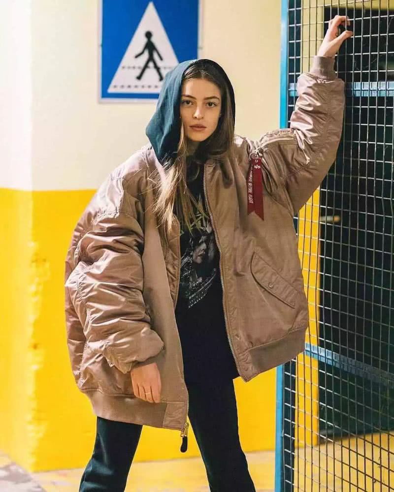 今年秋冬最火的外套是它，遮肉保暖还有个性