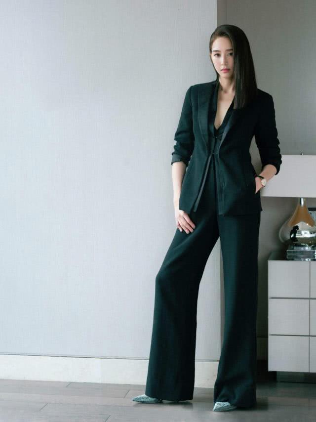 美女张钧甯机场街拍:穿廓形夹克清新又显气质