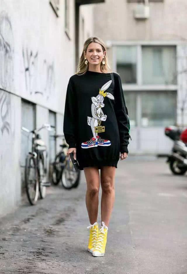 欧美街拍:今年流行“慵懒风”穿搭,休闲又有女人味