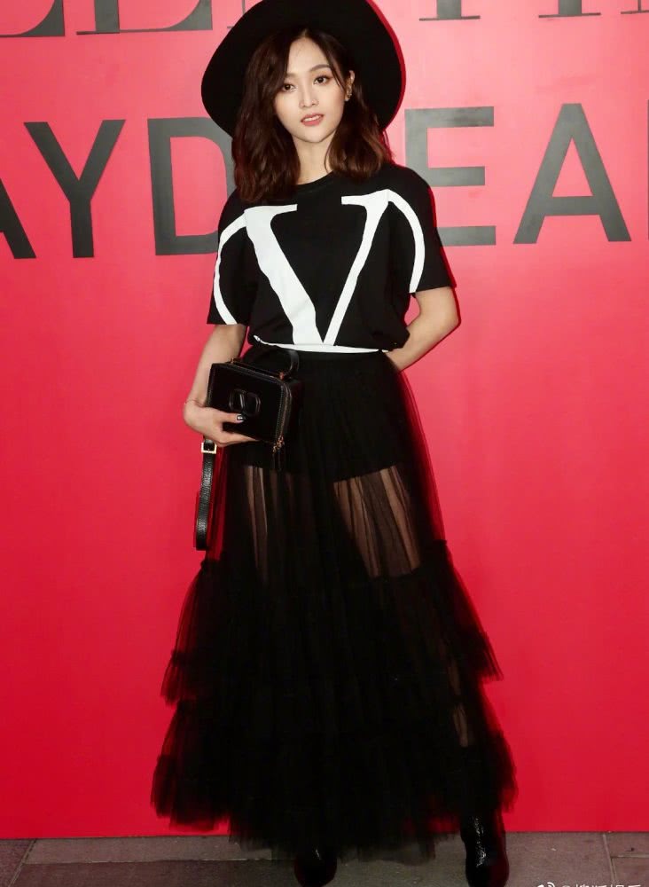 吴宣仪挑战魔女造型，宽檐帽搭配薄纱裙，身材比例惊艳！