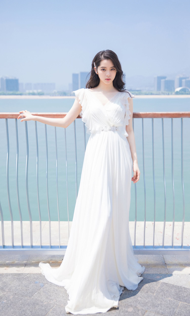 欧阳娜娜罕见写真，穿白色荷叶边连衣裙，清纯气息扑面而来