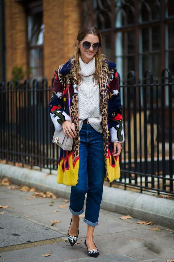 欧美街拍 秋冬穿大衣都不会选择这4种内搭，显臃肿还缺气质