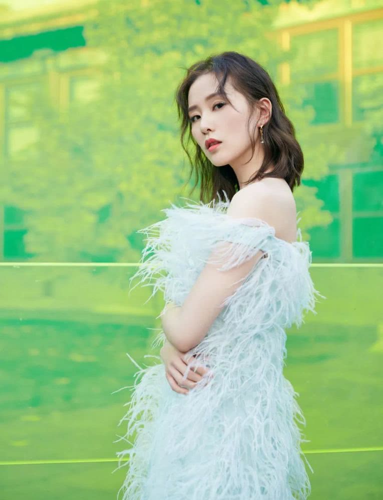 气质美女刘诗诗合影杀手又开始了，最新造型白色鱼尾裙明艳动人