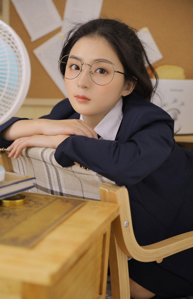 马尾辫美女性感制服诱惑写真图片