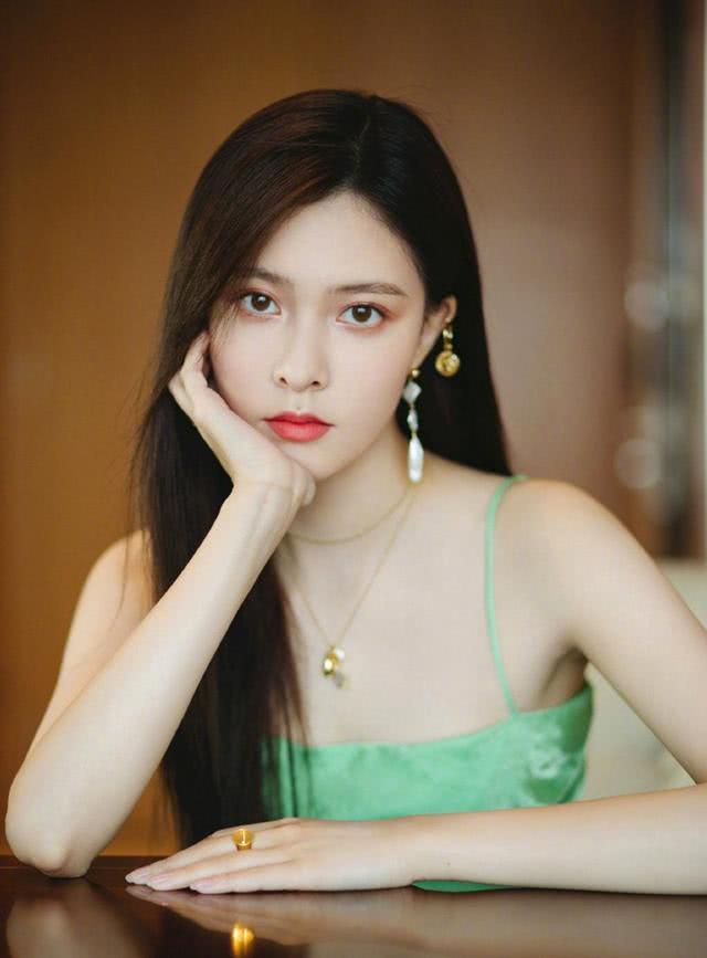 宋妍霏换季穿搭气场十足,大码西装配衬衫随性迷人,御姐范满分