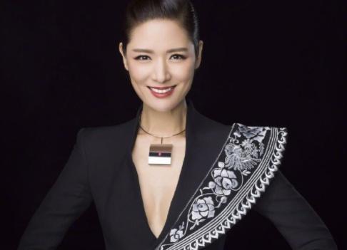 她曾是运动员,被春晚导演抛弃去乡下当农民,今逆袭家产上亿