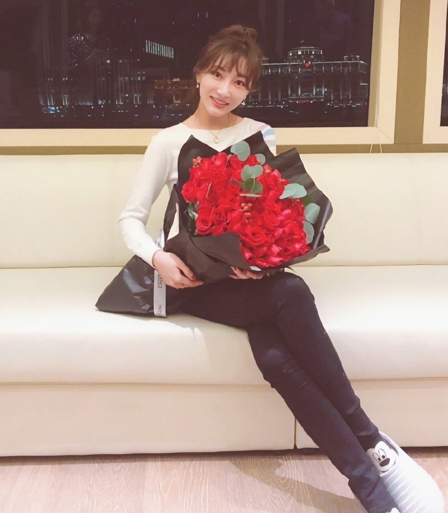 吴茉彤太会打扮自己了，靠“反穿裙子”抢镜，意外潮翻