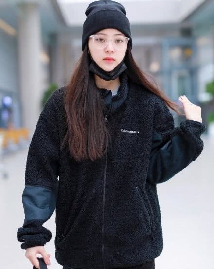 美女欧阳娜娜示范日常甜酷穿搭,简单又利落
