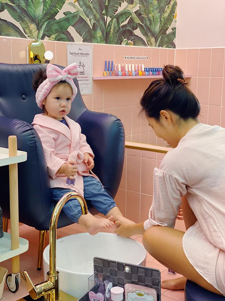 37岁超模成“晒娃狂魔”,混血女儿不到2岁已有数百件名牌衣服