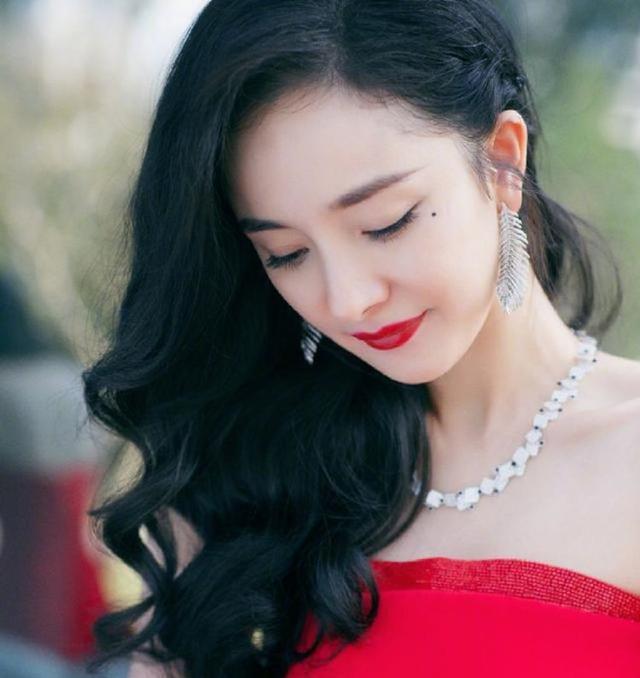 杨幂摄影师出差错被粉丝追着骂,摄影师错了还是粉丝太过分了?