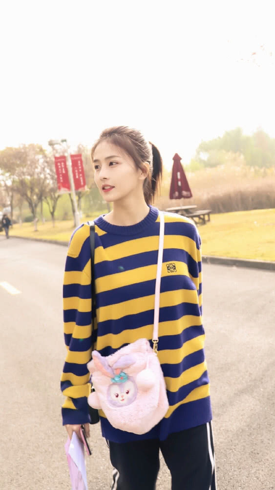 新晋初恋美女白鹿拍摄现场，黄蓝条纹上衣配校裤，兔子包太抢眼