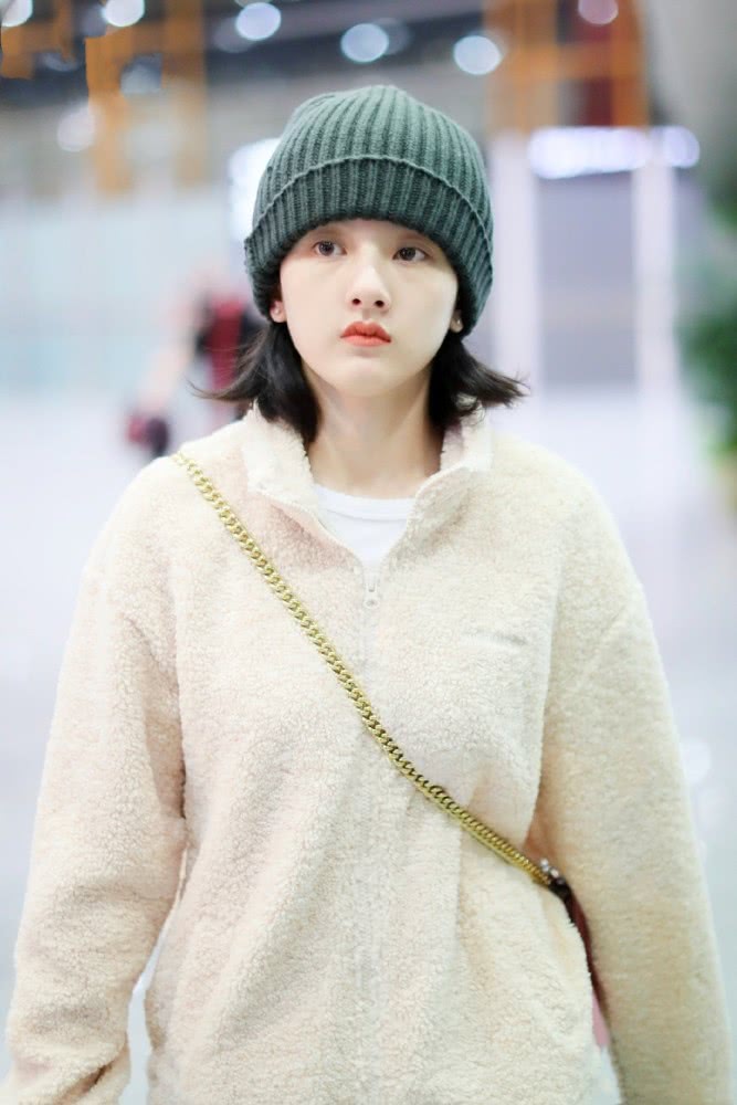 宋祖儿机场街拍：可爱绒面外套慵懒出街，素颜太可爱