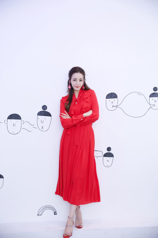 美女迪丽热巴成手游代言人,身穿红裙美艳吸睛