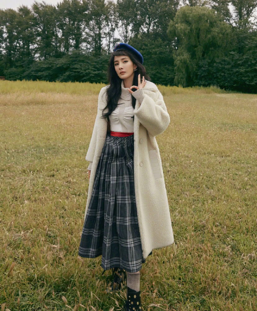 杨幂复古造型真吸睛！身穿彩色格纹外套明艳动人，发型引争议