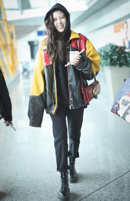 美女宋妍霏只是多解了一颗扣子，居然也打扮的很惊艳！