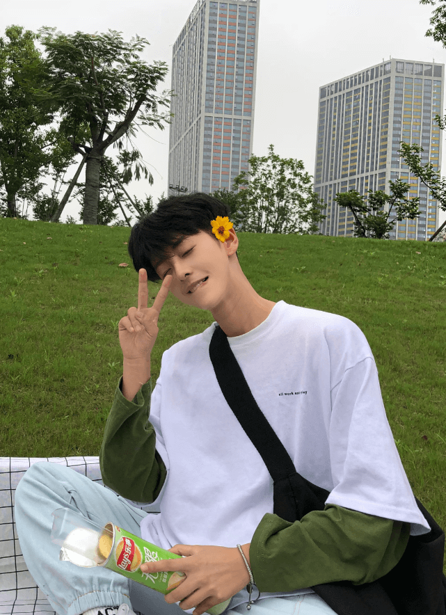 她是杨幂旗下新签的艺人，坐拥近500万粉丝，被称“女版李钟硕”