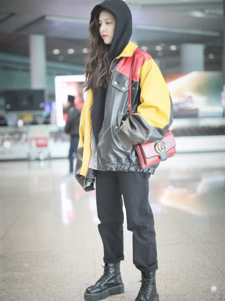 美女宋妍霏只是多解了一颗扣子，居然也打扮的很惊艳！