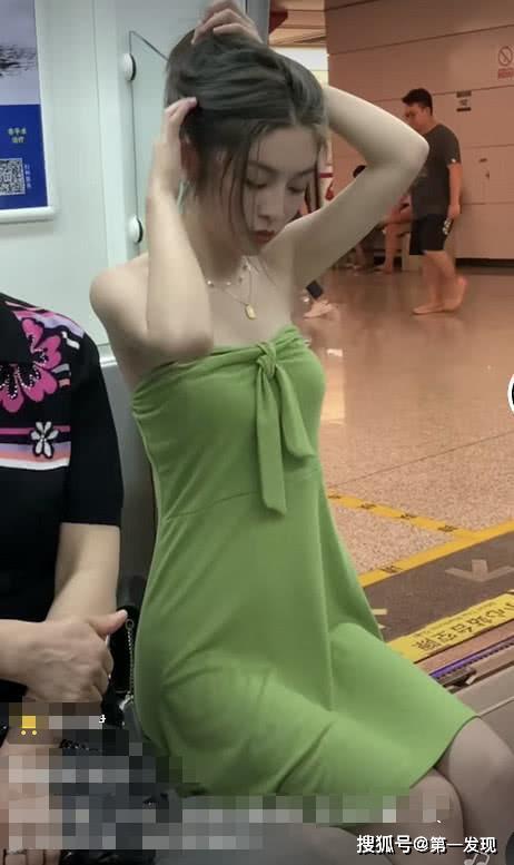 心真大！成都“地铁女神”裹个浴巾就出来了，网友：身材太好了