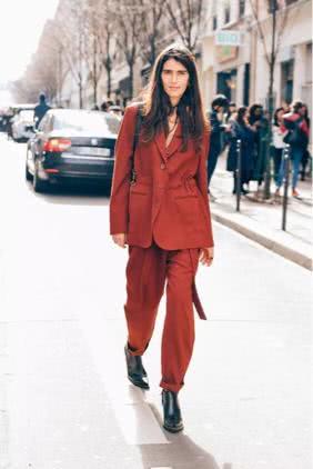 微胖女人试试2019流行的“瘦瘦裤”，搭配风衣和大衣都很好看