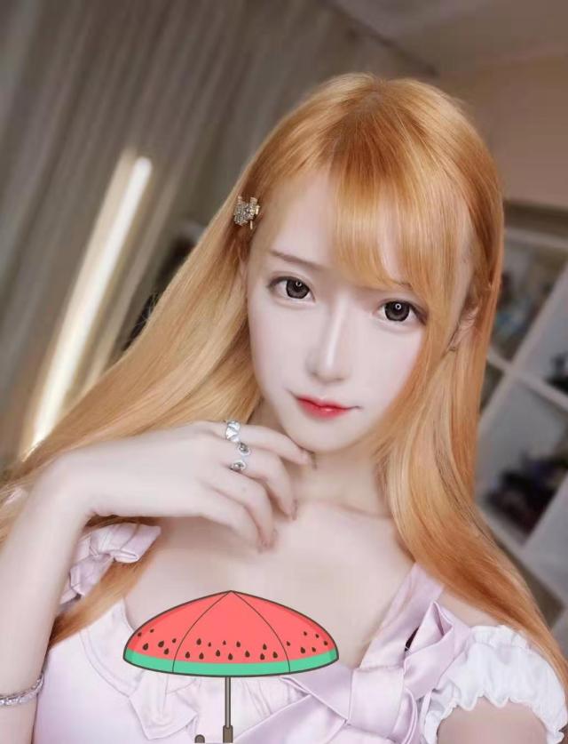 LPL解说腐团儿罕见美照，声称自己是街道上最亮的信号灯