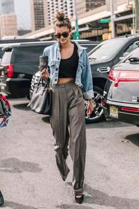 微胖女人试试2019流行的“瘦瘦裤”，搭配风衣和大衣都很好看