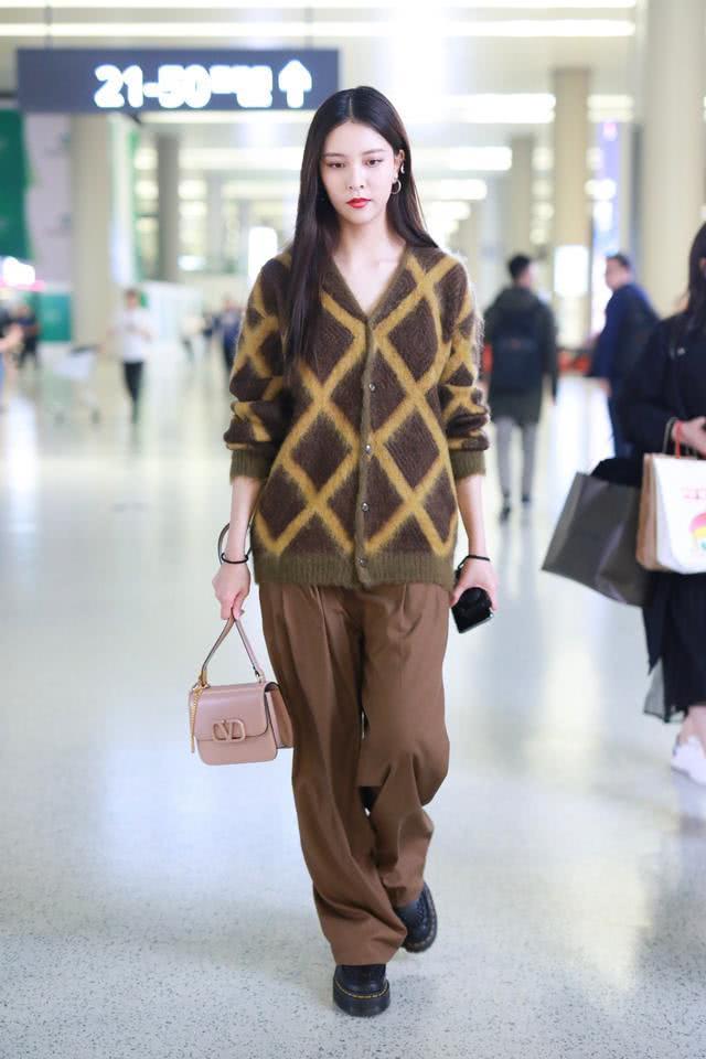 秋冬穿搭换件V领毛衣，发现不一样搭配的自己