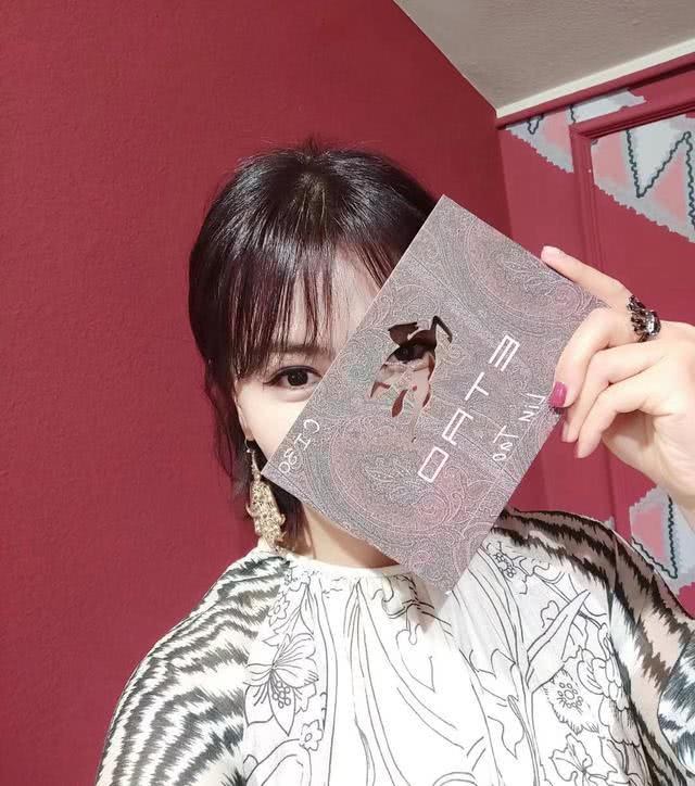 时尚辣妈刘涛穿礼服裙，白色优雅黑色气质，换发型后人更美了！