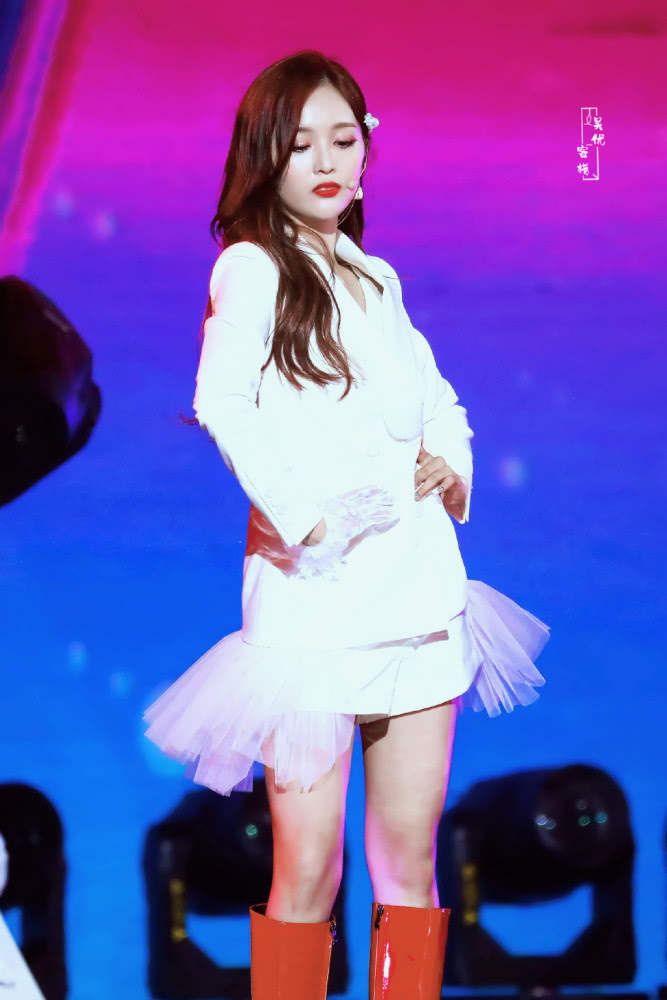 吴宣仪挑战魔女造型，宽檐帽搭配薄纱裙，身材比例惊艳！