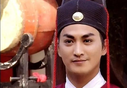 他因展昭一角走红,来内地经商成亿万富豪,如今60岁依旧未婚