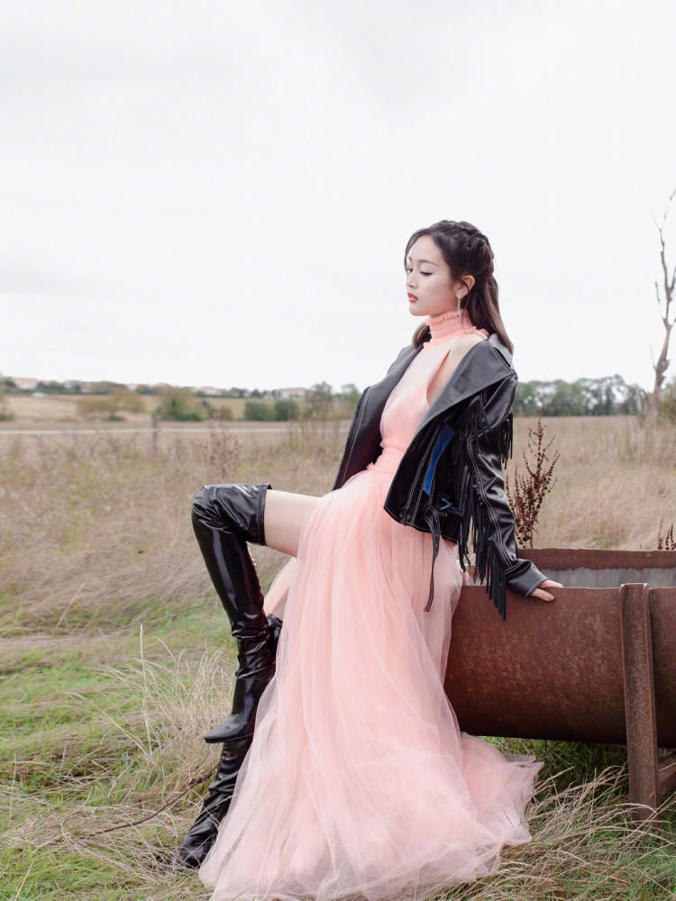 吴宣仪挑战魔女造型，宽檐帽搭配薄纱裙，身材比例惊艳！