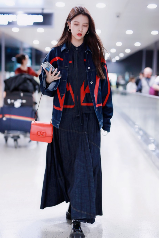 宋妍霏搭配的短裙居然还没鞋长，这是什么情况呢？