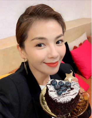 3、40岁女人如何打扮才有气质?学女神刘涛这样穿,美得知性又优雅