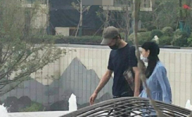 张雨剑为吴倩父母接机，全程表现殷勤，疑似两人的好事将近了