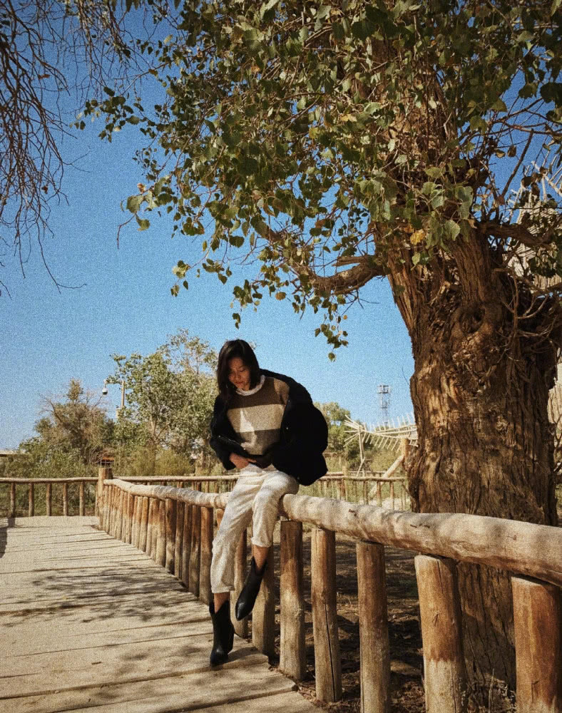 秋冬内搭怎么选？和刘雯一起内搭的高段位穿搭，温暖又青春