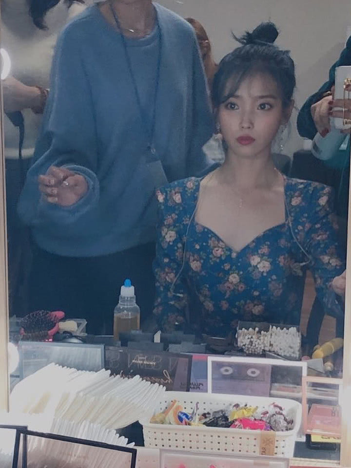 IU李知恩换发色后更美了，搭配蓝色法式碎花裙，化身“花仙子”！