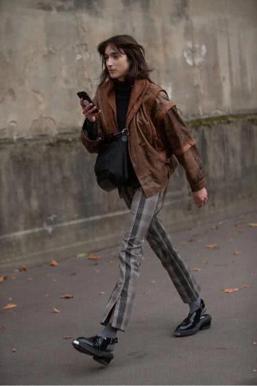 微胖女人试试2019流行的“瘦瘦裤”，搭配风衣和大衣都很好看