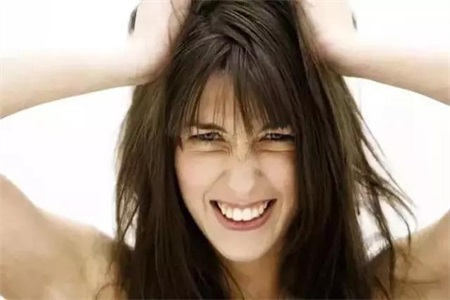 1573634733786712.jpg 脱发是什么原因引起的?女性脱发怕头秃教你一招就管用