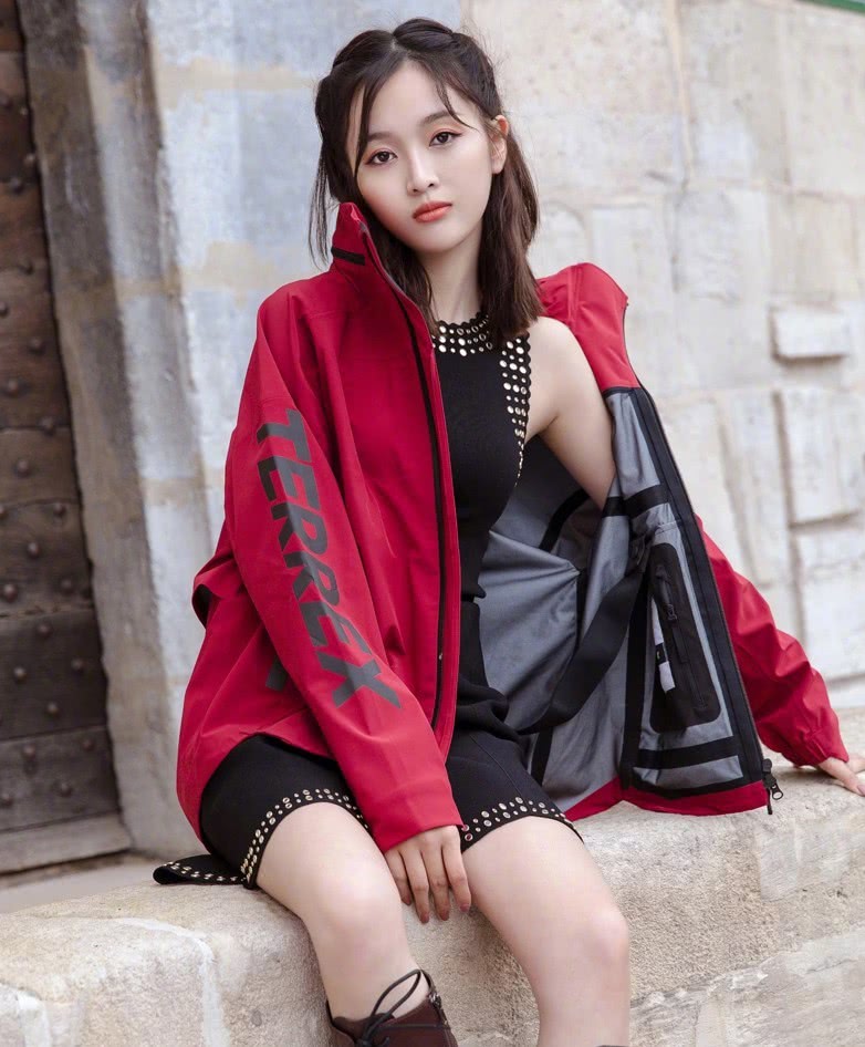 吴宣仪晒“男友视角”私服照，穿粉色针织衫也太甜了吧