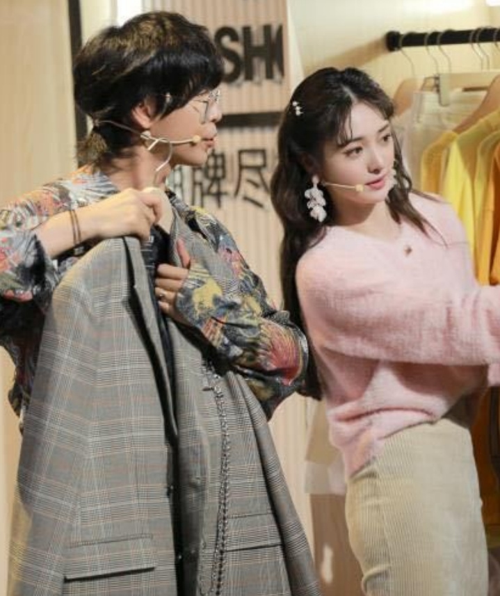 美女周洁琼把毛衣塞进半裙里也太惊艳了吧，洋气还超显腰！