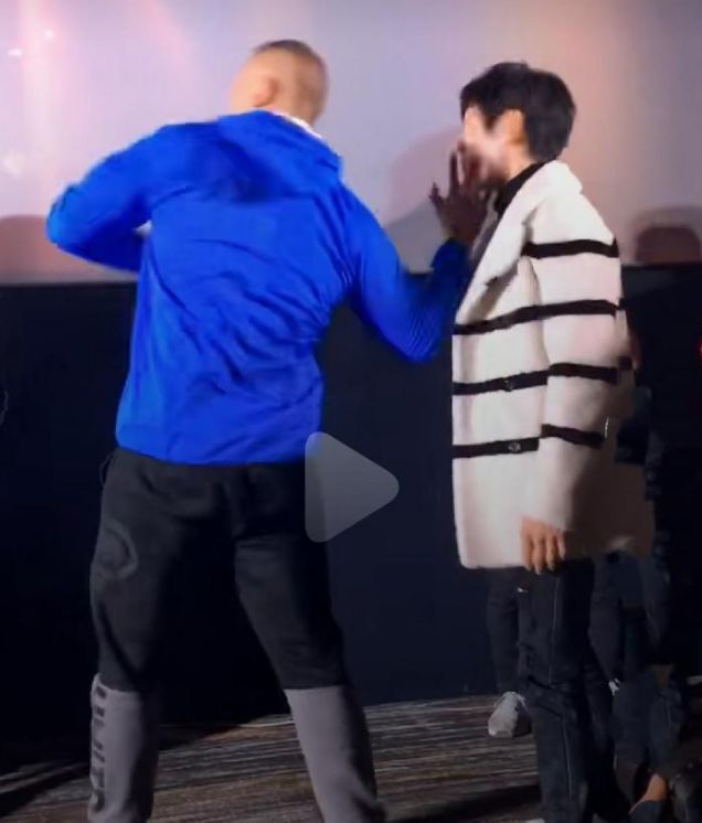 向佐发布会被扇耳光,脸上怒火清晰可见,事后笑称只是“开玩笑”