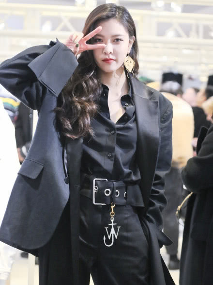 美女宋妍霏只是多解了一颗扣子，居然也打扮的很惊艳！