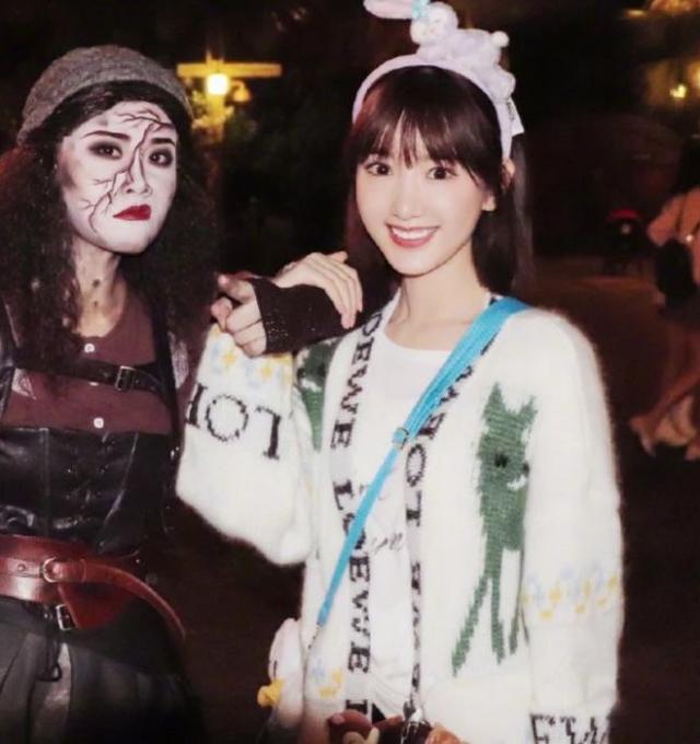 分手两年,陈翔还是早前的陈翔,而毛晓彤却早已脱胎换骨了