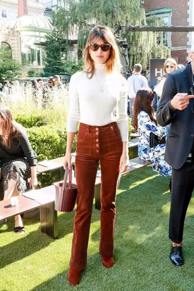 今年流行这3种颜色毛衣,搭配起来时尚减龄又有气质