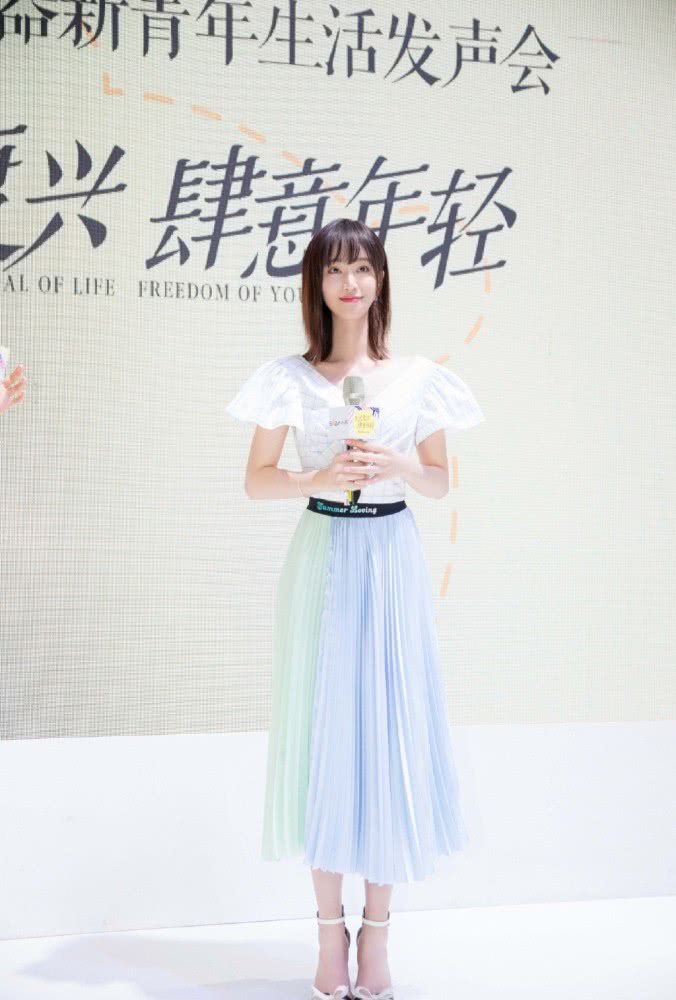 蓝盈莹穿亮片轻纱裙仙气逼人,太美丽