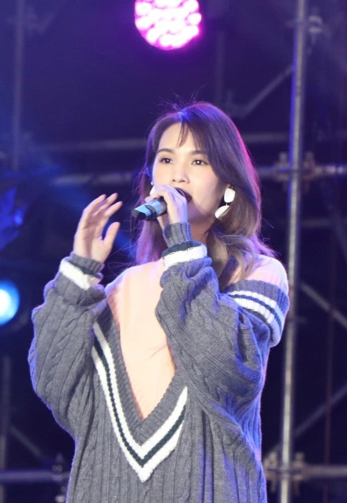 可爱美女杨丞琳身穿拼接针织连衣裙演出，完全逆生长