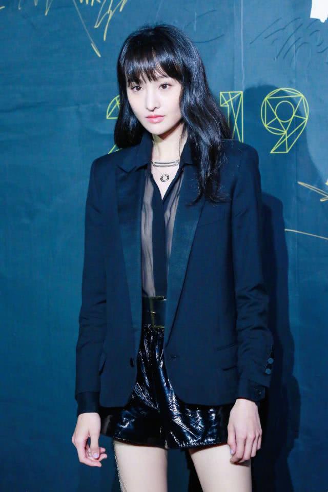 美女郑爽为张恒准备惊喜，烫卷发秀美腿太甜，乘热气球演绎浪漫大结局