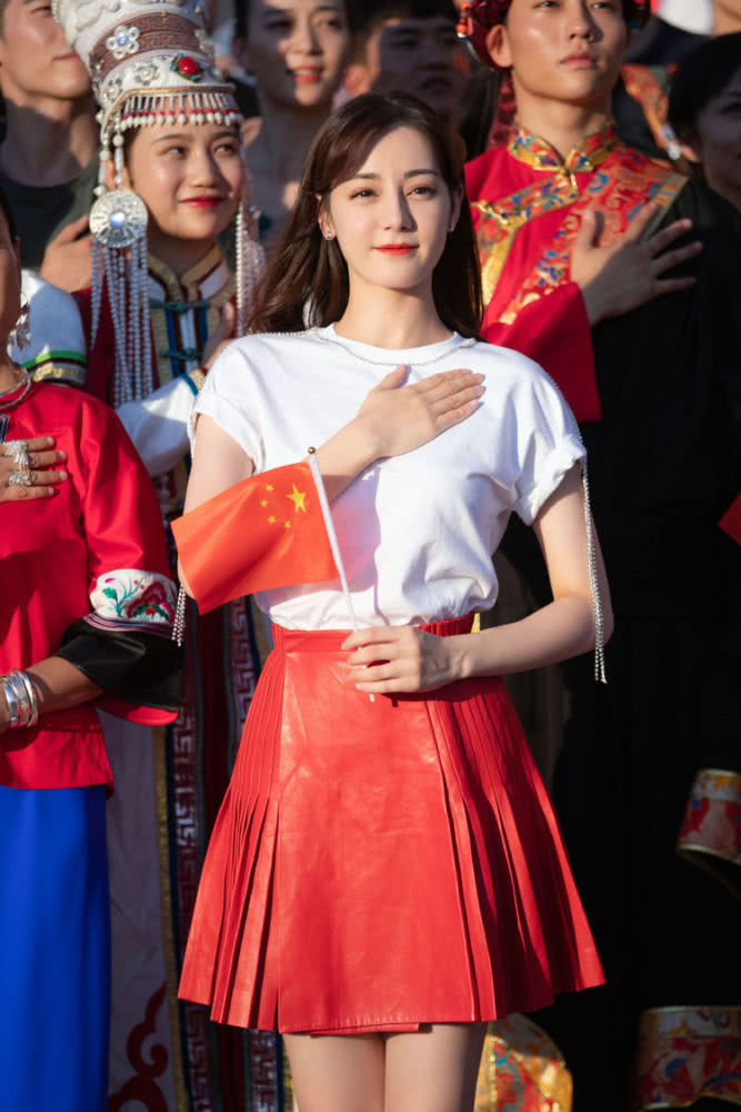 美女迪丽热巴成手游代言人,身穿红裙美艳吸睛